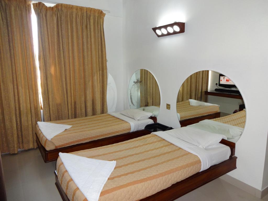 Lotus Comfort - A Pondy Hotel Ποντισερί Εξωτερικό φωτογραφία