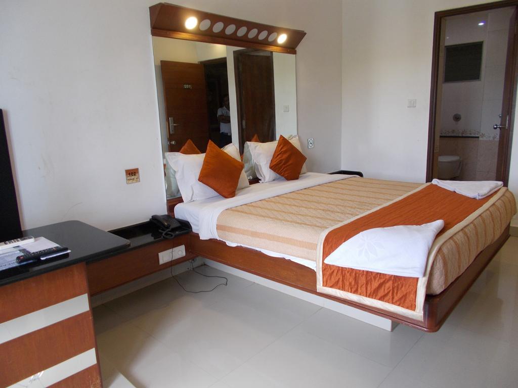 Lotus Comfort - A Pondy Hotel Ποντισερί Εξωτερικό φωτογραφία